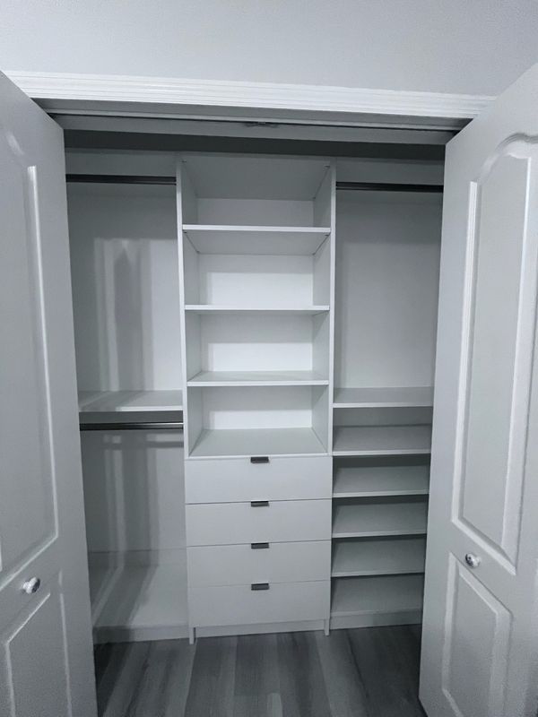 Reach-in closet with drawer tower